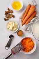 Foto gratuita vista di carote grattugiate con altri ingredienti