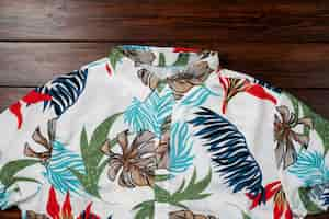 Foto gratuita vista della camicia hawaiana con stampa floreale