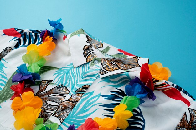 꽃 무늬와 화환이 있는 하와이안 셔츠의 전망