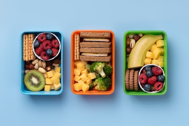 Foto gratuita scatole per il pranzo di cibo sano sopra vista