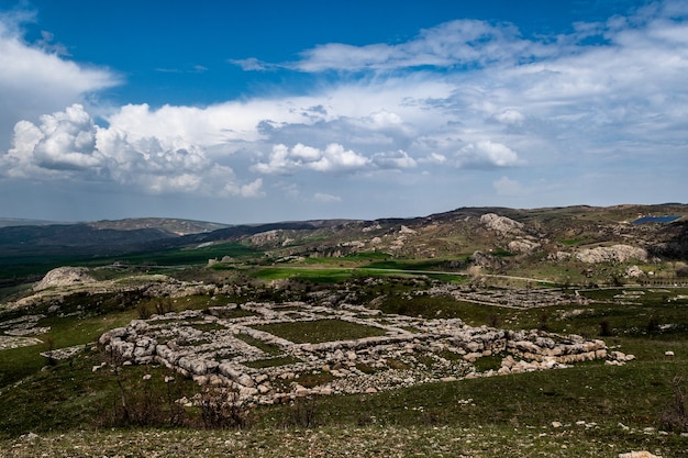 Вид на хеттские руины, археологические раскопки в Хаттусе, Турция в пасмурный день