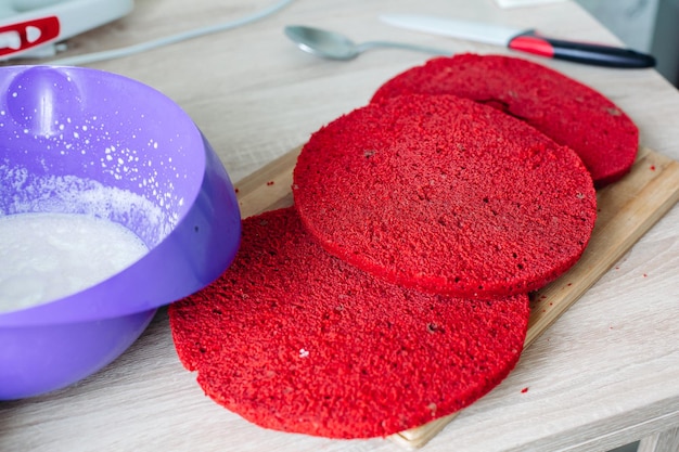 Foto gratuita sopra la vista dell'impasto fatto in casa per torte rosse sul tavolo che si preparano per la cottura dolce cuocere sul tavolo di legno concetto di cibo