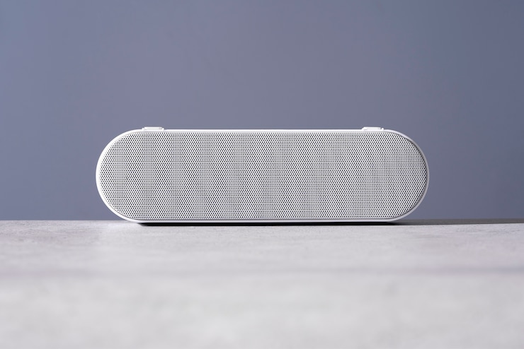 無料Photo シンプルでミニマルなモダンなデザインの水平型 bluetooth スピーカーのビュー