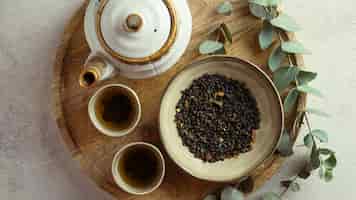 Foto gratuita sopra vista tè caldo ed erbe aromatiche