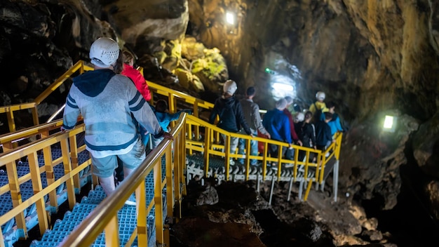 Foto gratuita vista della grotta di ialomitei nelle montagne di bucegi romania