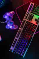 Foto gratuita vista della configurazione e del controller della tastiera da gioco illuminata al neon