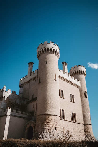 Foto gratuita vista dell'imponente castello con paesaggio naturale