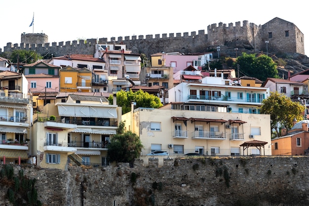 ギリシャ、丘の上のカバラ砦の眺め