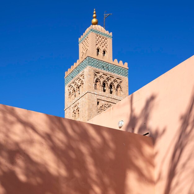 マラケシュの青い空とクトゥビア モスクの眺め