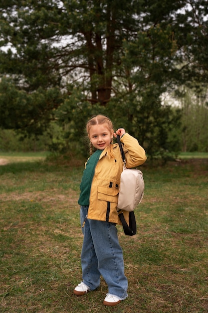 自然の中で冒険するバックパックを持つ少女の眺め