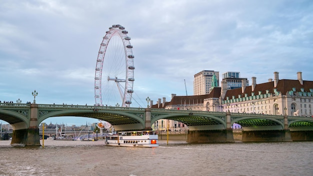 イギリス・ウェストミンスターの夕暮れ時にテムズ川に浮かぶボートからロンドンの眺め