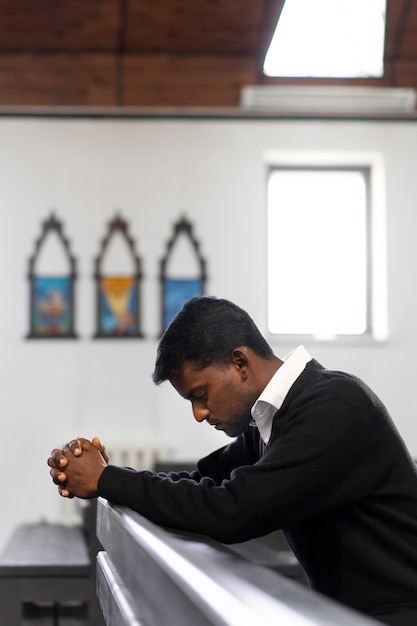 Foto gratuita vista dell'uomo che prega in chiesa