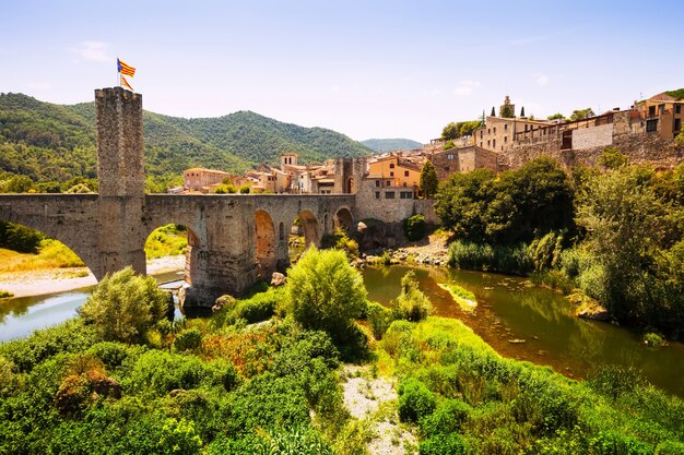 Вид на средневековый город с мостом