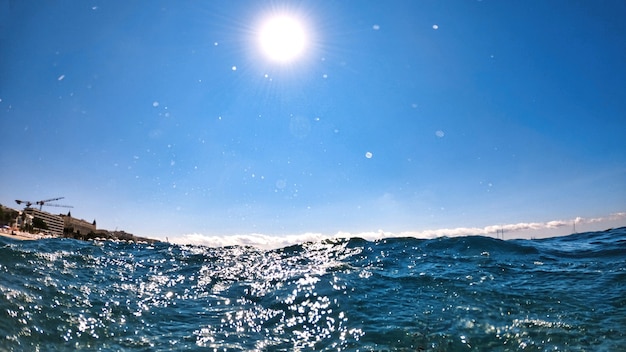 Foto gratuita vista della costa del mar mediterraneo