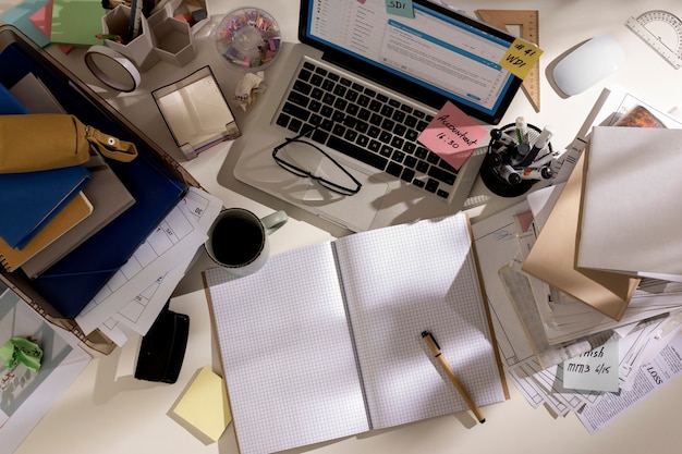 Vista dell'area di lavoro disordinata dell'ufficio con il computer portatile