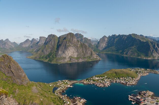 レーヌブリンゲン、ロフォーテン諸島、ノルウェーの頂上からのレーヌ島による山と湖の眺め