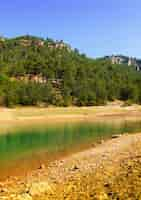 Free photo view of mountains lake in sunny day