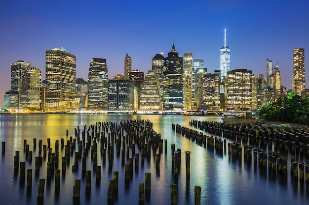 Взгляд горизонта города Нью-Йорка Манхэттена в сумерках, США.