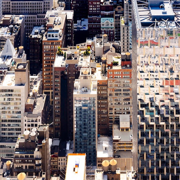 視点から見たニューヨークのダウンタウンの眺めUSA複数の高層ビルの屋根とファサード