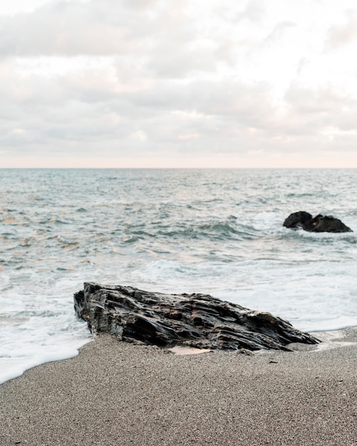 Foto gratuita vista della riva dell'oceano con rocce