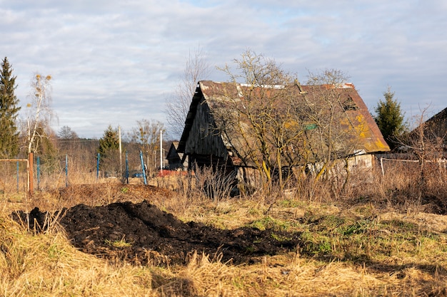 Бесплатное фото Вид на заброшенный и разлагающийся дом на природе