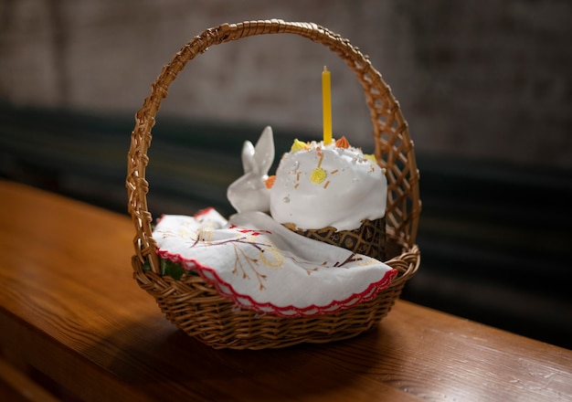 무료 사진 그리스 부활절을 위한 전통 음식이 담긴 바구니 보기