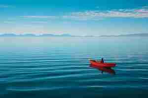 Бесплатное фото Вид на лодку, плывущую по воде с пейзажем природы