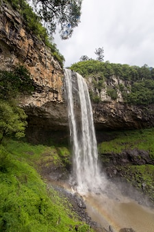 カラ​コル​滝​、​カネラ市​、​リオグランデドスル​、​ブラジル​の​ビュー