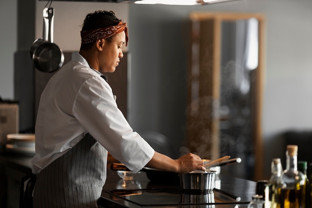 Бесплатное фото Вид шеф-повара, работающего на кухне