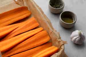 Бесплатное фото Вид нарезанной моркови в противне