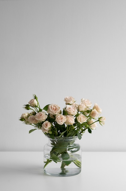 無料写真 花瓶に入った繊細な白いバラの花束の眺め