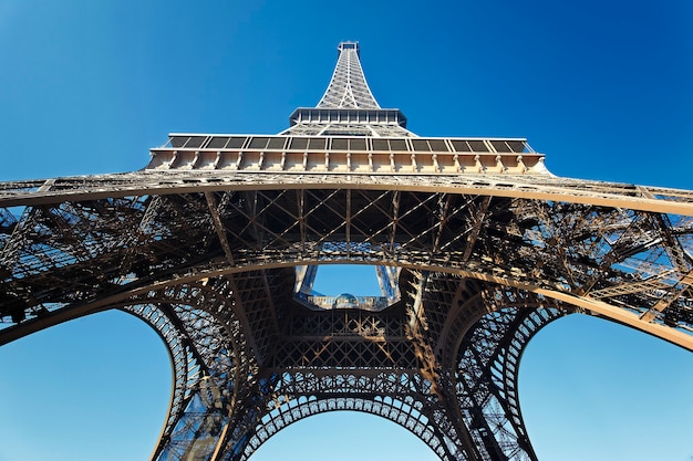 Бесплатное фото Вид на знаменитую эйфелеву башню с голубым небом, франция