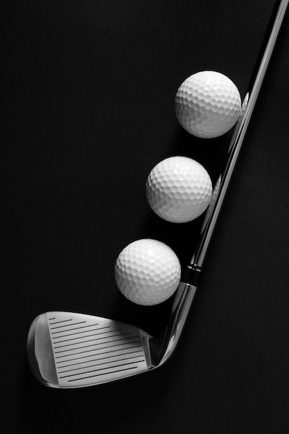 Бесплатное фото Вид на мячи для гольфа с металлической клюшкой