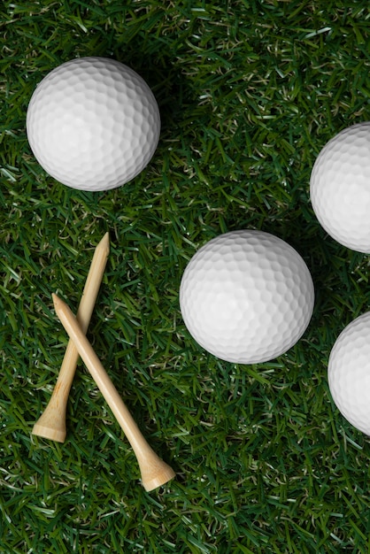 Бесплатное фото Вид на мячи для гольфа с другими принадлежностями