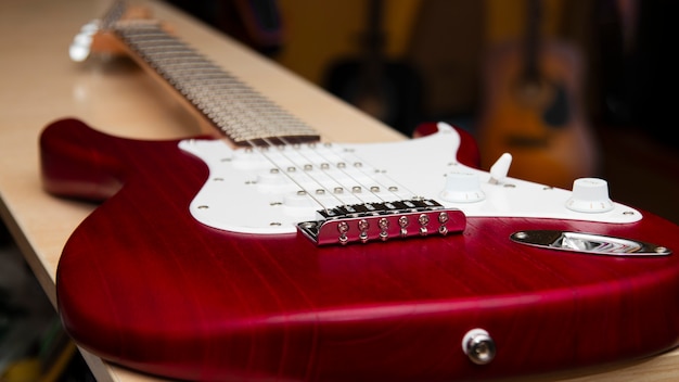 Бесплатное фото Вид на гитару в магазине музыкальных инструментов