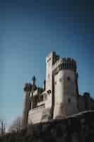 Бесплатное фото Вид на внушительный замок с природным ландшафтом