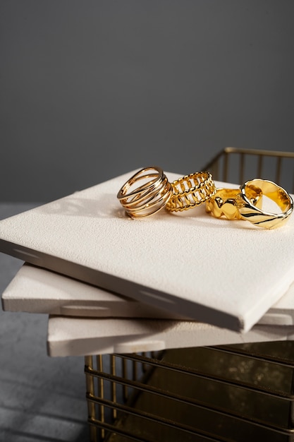 Бесплатное фото Вид на роскошное золотое кольцо на войлочной витрине