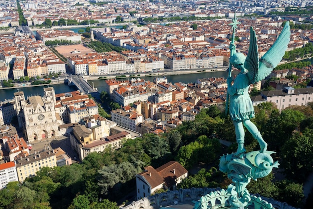 무료 사진 notredamedefourviere 대성당 꼭대기에서 리옹의 전망