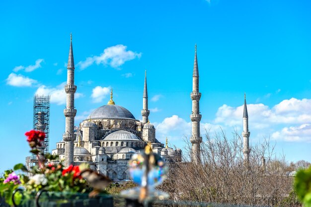 イスタンブール​の​春​の​壮大な​ブルー​モスク​の​眺め