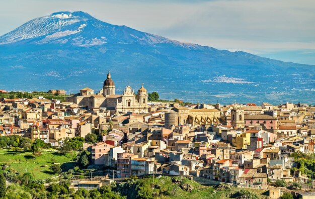 エトナ山を背景にしたヴァルディカターニアのミリテッロの眺め-南イタリア、シチリア島 Premium写真