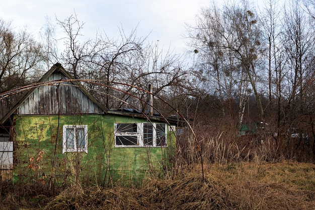 Бесплатное фото Вид на старый и заброшенный дом на природе