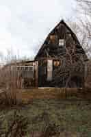 Бесплатное фото Вид на старый и заброшенный дом на природе