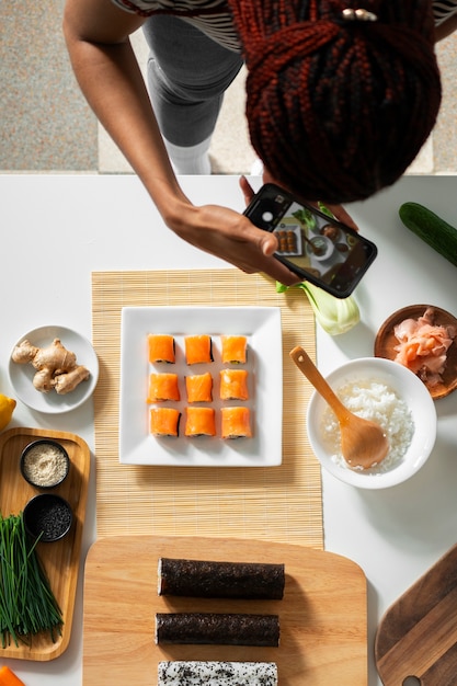 Бесплатное фото view of people learning how to make traditional sushi dish