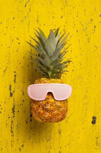 無料写真 クールなサングラスをかけたパイナップルの果実の眺め