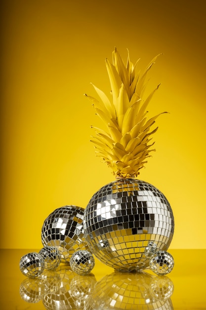 Бесплатное фото Вид на ананас с диско-шаром
