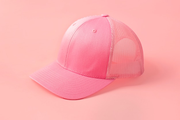 무료 사진 메쉬 뒷면이 있는 분홍색 트러커 모자 보기