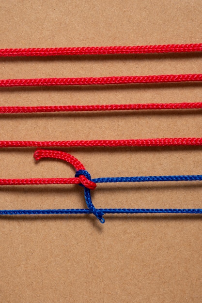 結び目で青に接続された赤い糸のビュー