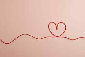 Бесплатное фото Вид на красную нить в форме сердца