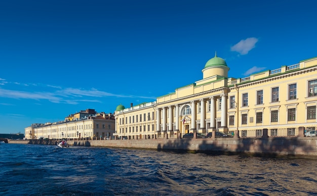 Бесплатное фото Вид на санкт-петербург. дворцовая набережная