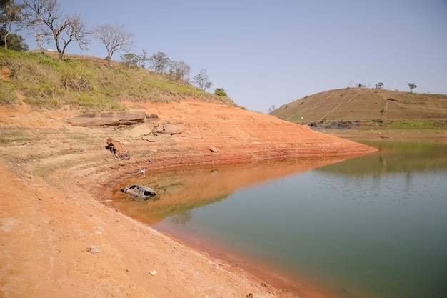 Вид на плотину в условиях низкого уровня воды кризис